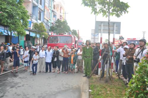 Đà Nẵng: Lửa thiêu rụi hiệu buôn đồ điện, sơn - 6