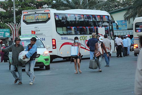 Dòng người ùn ùn về thành phố sau kì nghỉ Tết - 10