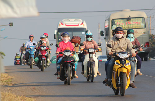 Dòng người ùn ùn về thành phố sau kì nghỉ Tết - 2