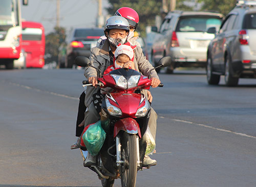 Dòng người ùn ùn về thành phố sau kì nghỉ Tết - 3