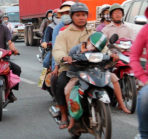 Dòng người ùn ùn về thành phố sau kì nghỉ Tết - 4