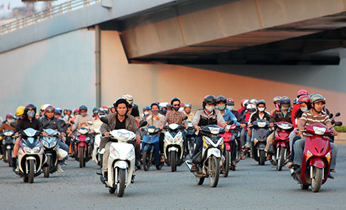 Dòng người ùn ùn về thành phố sau kì nghỉ Tết - 5