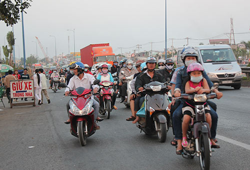 Dòng người ùn ùn về thành phố sau kì nghỉ Tết - 7