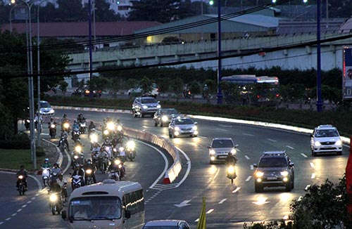 Dòng người ùn ùn về thành phố sau kì nghỉ Tết - 8