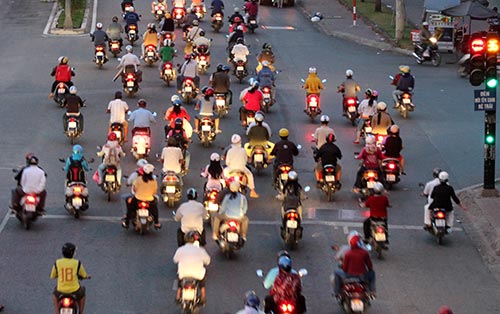 Dòng người ùn ùn về thành phố sau kì nghỉ Tết - 9