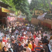 Tin tức trong ngày - “Ngộp thở” cáp treo chùa Hương ngày khai hội