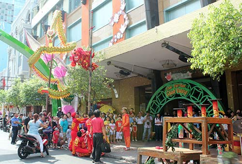 TPHCM: Khai trương "hoành tráng" như lễ hội - 3