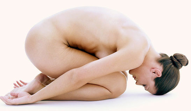 Yoga nude có từ những năm 1960 nhưng phải đến năm 2001 trở đi chúng mới thực sự phổ biến
