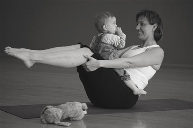 yoga mẹ và bé giúp hai mẹ con hiểu và yêu thương nhau hơn
