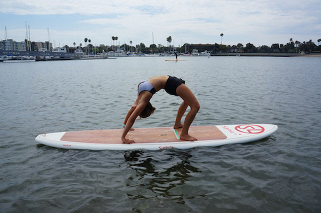 yoga với tấm ván lướt sóng
