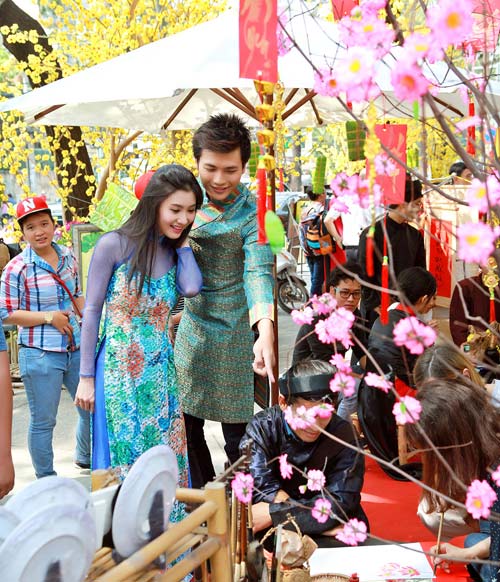 Nguyệt Ánh dịu dàng xuống phố xuân hồng - 3