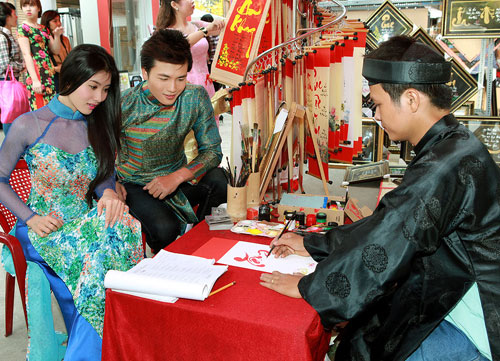 Nguyệt Ánh dịu dàng xuống phố xuân hồng - 9