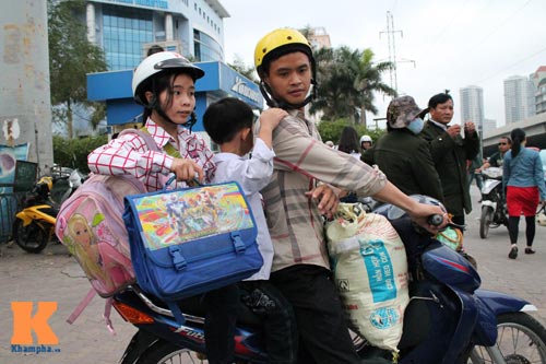 Dòng người ùn ùn đổ về Thủ đô sau Tết - 10