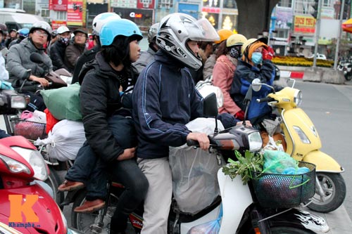 Dòng người ùn ùn đổ về Thủ đô sau Tết - 14