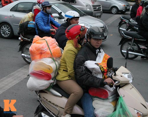 Dòng người ùn ùn đổ về Thủ đô sau Tết - 12