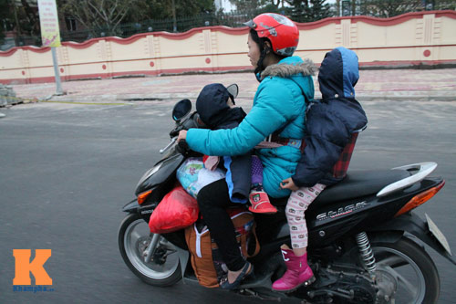 Dòng người ùn ùn đổ về Thủ đô sau Tết - 15