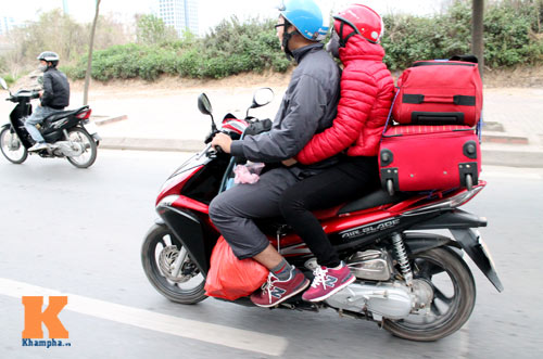 Dòng người ùn ùn đổ về Thủ đô sau Tết - 13