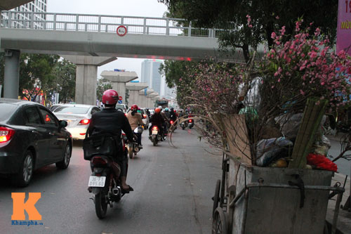 Dòng người ùn ùn đổ về Thủ đô sau Tết - 16