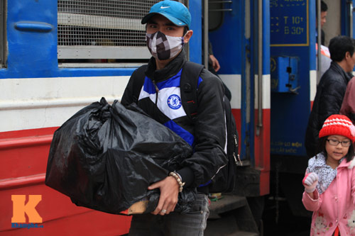 Dòng người ùn ùn đổ về Thủ đô sau Tết - 20