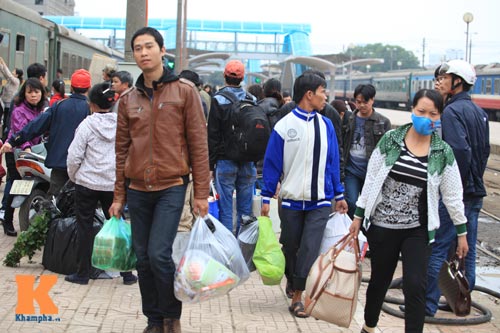 Dòng người ùn ùn đổ về Thủ đô sau Tết - 18