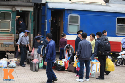 Dòng người ùn ùn đổ về Thủ đô sau Tết - 17