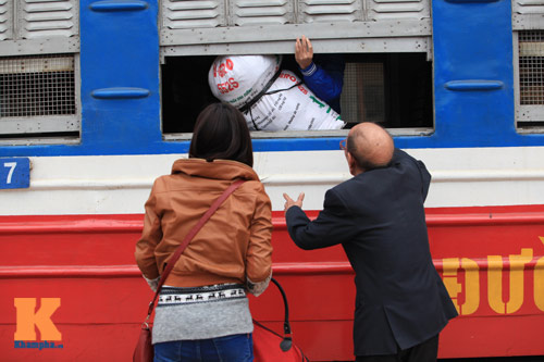 Dòng người ùn ùn đổ về Thủ đô sau Tết - 19