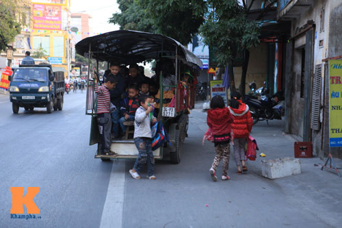 Độc đáo: Ngựa "đưa đón" học sinh đến trường - 9