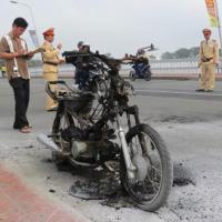 TT-Huế: Xe máy đang chạy bỗng cháy rụi trên cầu