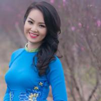 Người mẫu - Hoa hậu - Á hậu Thụy Vân khoe má lúm với đào xuân