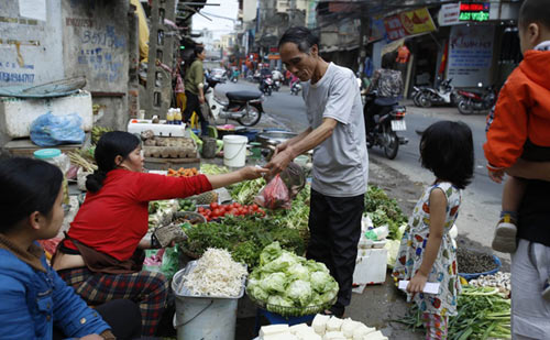 Sau Tết: Thịt lên giá, rau ế ẩm - 2