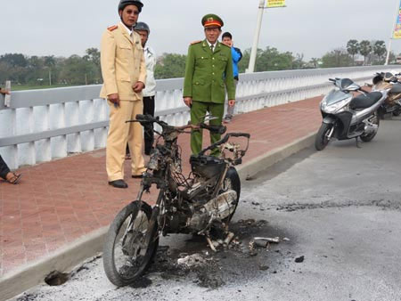 TT-Huế: Xe máy đang chạy bỗng cháy rụi trên cầu - 2