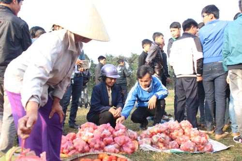 Phong tục lạ: Đi chợ đánh nhau để cầu may - 3