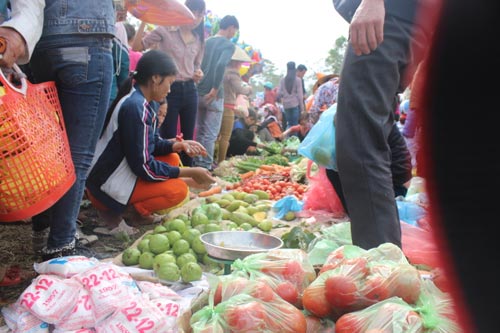 Phong tục lạ: Đi chợ đánh nhau để cầu may - 5