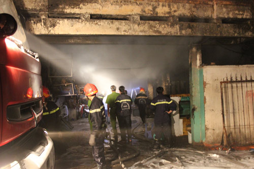 Bà hỏa thiêu rụi siêu thị Hà Nội ở trung tâm SG - 2