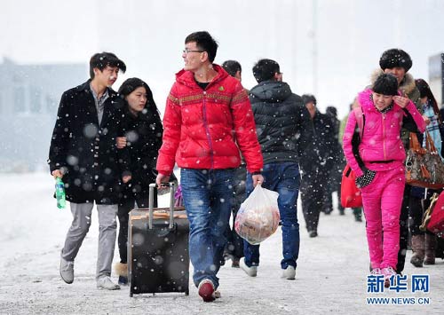 Dân TQ chật vật đổ về thành phố sau Tết - 2