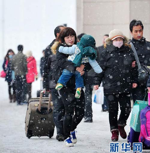 Dân TQ chật vật đổ về thành phố sau Tết - 4