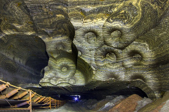Quá trình khai thác muối cacnalit phục vụ ngành công nghiệp sản xuất phân bón làm lộ ra những hình thù kỳ dị  trên vách khu mỏ.
