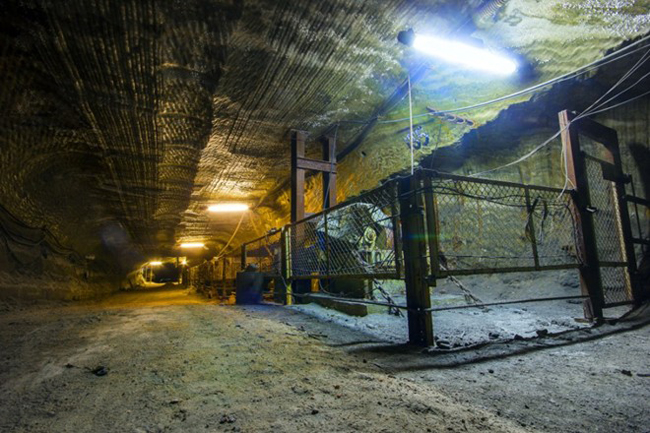 Những người thám hiểm có thể sử dụng hệ thống chiếu sáng cũ để khám phá khu mỏ.
