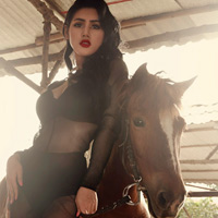 Xu hướng thời trang - Năm Ngọ, sao Việt đua nhau khoe dáng bên ngựa