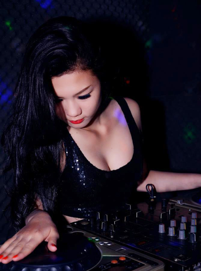 Một nữ DJ khoe vòng 1&nbsp;
