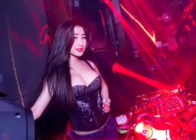 DJ là từ viết tắt của Disc Jockey chỉ những&nbsp;người chọn và chơi nhạc trong những buổi tiệc, sự kiện. Hiện nay, có rất nhiều nữ giới lựa chọn nghề tưởng chừng chỉ thích hợp với phái mạnh. Với môi trường là những quán bar, vũ trường, các nữ DJ thường ăn mặc thật hấp dẫn, gợi cảm để "hút khách"


