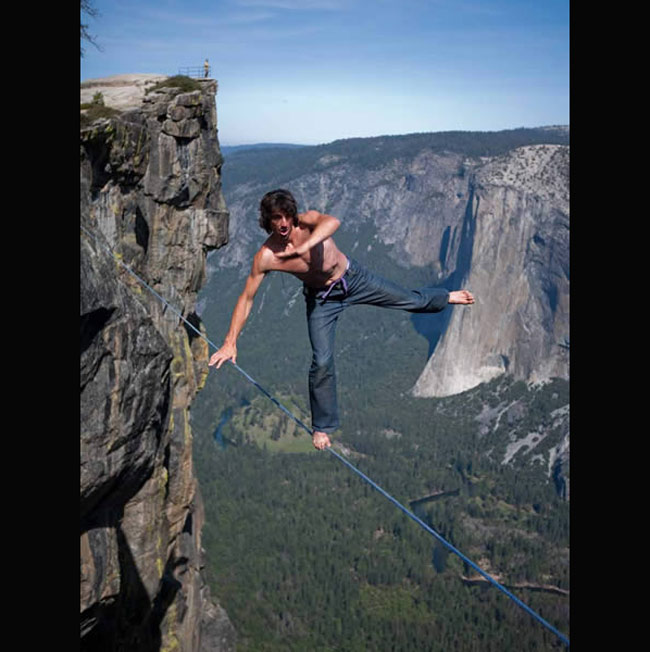 Dean Potter đi bộ thăng bằng trên dây tại hẻm núi Taft Point ở Yosemite (California, Mỹ). Hình ảnh được chụp bởi nhiếp ảnh gia Jeff Cunningham.
