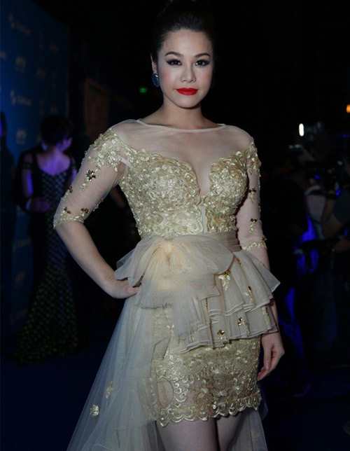 Sao Á Âu rườm rà với váy áo "giấy gói quà" - 7