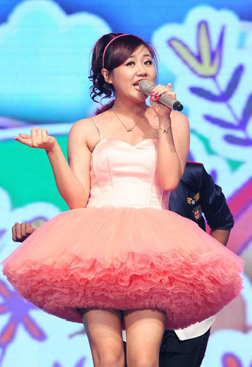 Sao Á Âu rườm rà với váy áo "giấy gói quà" - 9