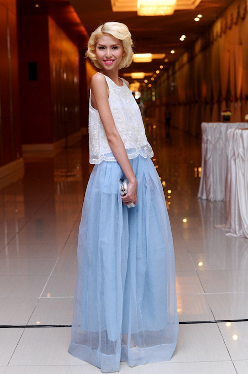 Sao Á Âu rườm rà với váy áo "giấy gói quà" - 6