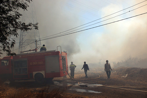 Hỏa hoạn nghiêm trọng, 5 nhà dân bị thiêu rụi - 1