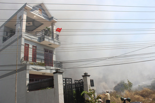 Hỏa hoạn nghiêm trọng, 5 nhà dân bị thiêu rụi - 4