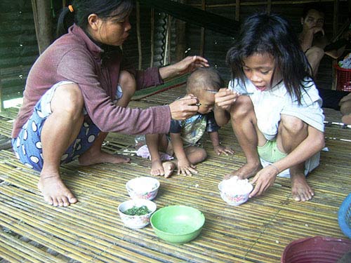 Cán bộ “ém” gạo cứu đói của dân - 1