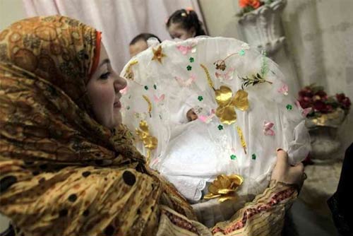 10 phong tục lạ chào đón trẻ sơ sinh trên thế giới - 4