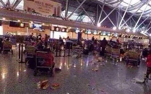 TQ: 2000 khách đập phá vì máy bay trễ chuyến - 3